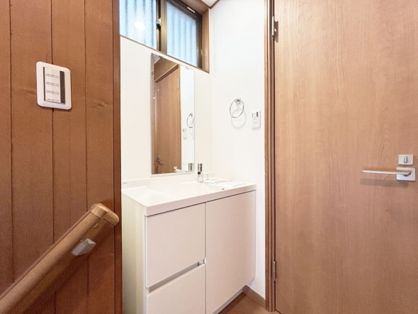 2階のトイレ横にも洗面台があります。