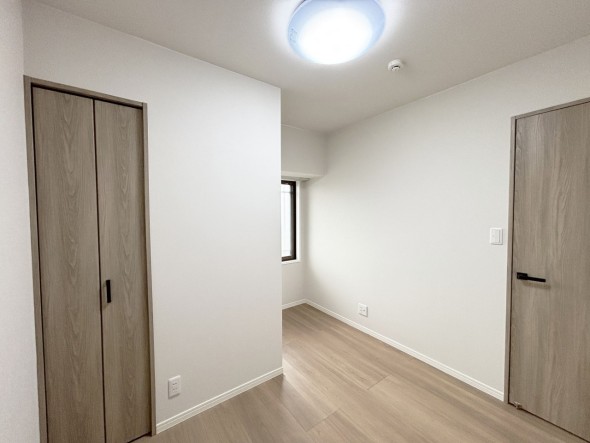 一日の疲れをいやしてくれる主寝室。時を忘れて過ごす場所として過ごせるお部屋です。