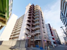 爽やかな青空の下に贅沢なほどに降り注ぐ陽光、豊かな居住性と、クオリティが見事に調和した住空間は、住まうことの喜びを感じさせてくれ