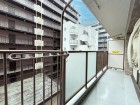 日差しの差し込むバルコニー