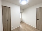 一日の疲れをいやしてくれる主寝室。時を忘れて過ごす場所として過ごせるお部屋です。