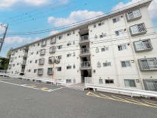 爽やかな青空の下に贅沢なほどに降り注ぐ陽光、豊かな居住性と、クオリティが見事に調和した住空間は、住まうことの喜びを感じさせてくれ