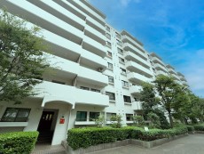 爽やかな青空の下に贅沢なほどに降り注ぐ陽光、豊かな居住性と、クオリティが見事に調和した住空間は、住まうことの喜びを感じさせてくれ