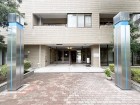 お客様をお迎えする玄関は落ち着いた雰囲気。帰り着くたびに洗練されたテイストの空間に迎えられ誇りと喜びを感じる玄関まわりです。