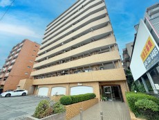 爽やかな青空の下に贅沢なほどに降り注ぐ陽光、豊かな居住性と、クオリティが見事に調和した住空間は、住まうことの喜びを感じさせてくれ