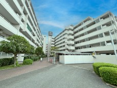 爽やかな青空の下に贅沢なほどに降り注ぐ陽光、豊かな居住性と、クオリティが見事に調和した住空間は、住まうことの喜びを感じさせてくれ