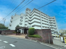 爽やかな青空の下に贅沢なほどに降り注ぐ陽光、豊かな居住性と、クオリティが見事に調和した住空間は、住まうことの喜びを感じさせてくれ