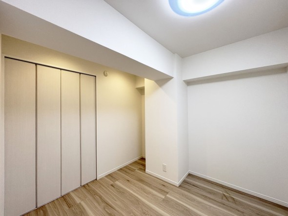 一日の疲れをいやしてくれる主寝室。時を忘れて過ごす場所として過ごせるお部屋です。