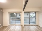 自然光が入りやすい明るいダイニング。