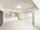 LDK15.6帖。のびのびとくつろげるリビングは、家族のコミュニケーションの場として、みんなが集まる一番の場所に。