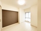洋室5.4帖。フローリングの部屋は清潔感があり、日々のお掃除も楽で助かります。