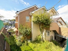 爽やかな青空の下に贅沢なほどに降り注ぐ陽光、豊かな居住性と、クオリティが見事に調和した住空間は、住まうことの喜びを感じさせてくれ