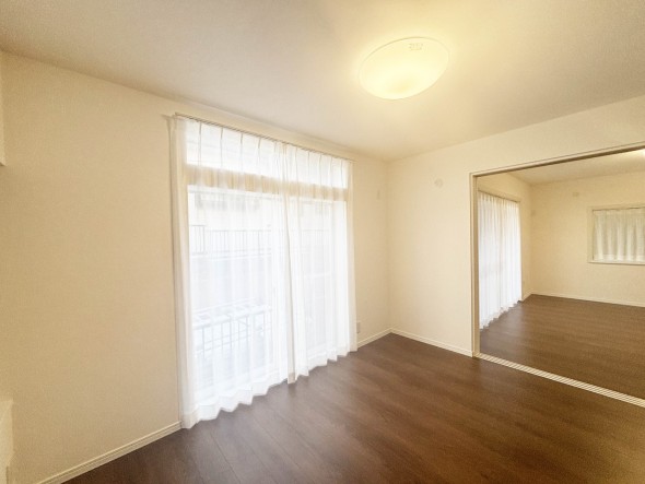 洋室6.5帖。フローリングの部屋は清潔感があり、日々のお掃除も楽で助かりますね！