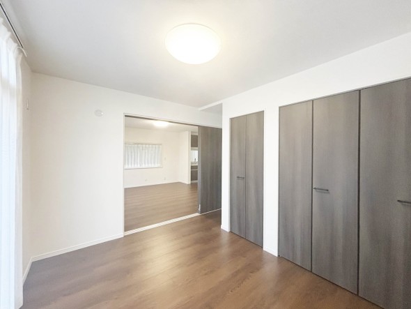 洋室6帖。一日の疲れをいやしてくれる主寝室。時を忘れて過ごす場所として過ごせるお部屋です。