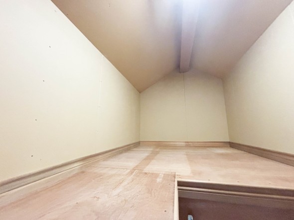 屋根裏収納