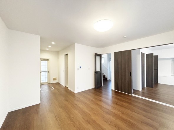 LDK12.5帖。2面採光の明るいリビングダイニング。