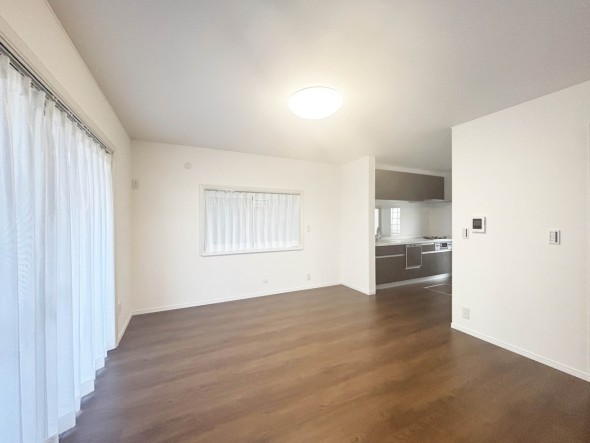 隣接の洋室と一体利用で約18帖の広々LDKに。