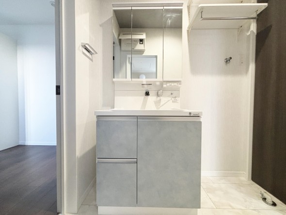 十分な大きさの洗面台は、身だしなみチェックや歯磨きなど、朝の慌ただしい時間でも余裕とゆとりを感じて頂けます。