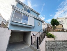 爽やかな青空の下に贅沢なほどに降り注ぐ陽光、豊かな居住性と、クオリティが見事に調和した住空間は、住まうことの喜びを感じさせてくれ