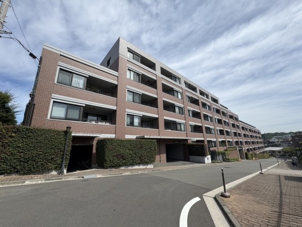 爽やかな青空の下に贅沢なほどに降り注ぐ陽光、豊かな居住性と、クオリティが見事に調和した住空間は、住まうことの喜びを感じさせてくれ