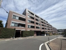 爽やかな青空の下に贅沢なほどに降り注ぐ陽光、豊かな居住性と、クオリティが見事に調和した住空間は、住まうことの喜びを感じさせてくれ
