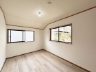 洋室6帖。フローリングの部屋は清潔感があり、日々のお掃除も楽で助かります。