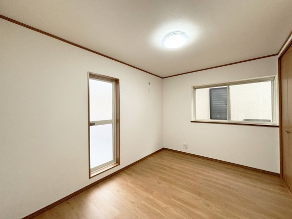 フローリングの部屋は清潔感があり、日々のお掃除も楽で助かりますね！