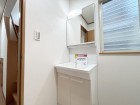十分な大きさの洗面台は、身だしなみチェックや歯磨きなど、朝の慌ただしい時間でも余裕とゆとりを感じて頂けます。