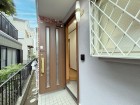 お客様をお迎えする玄関は落ち着いた雰囲気。