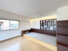 自然光が入りやすい明るいダイニング。