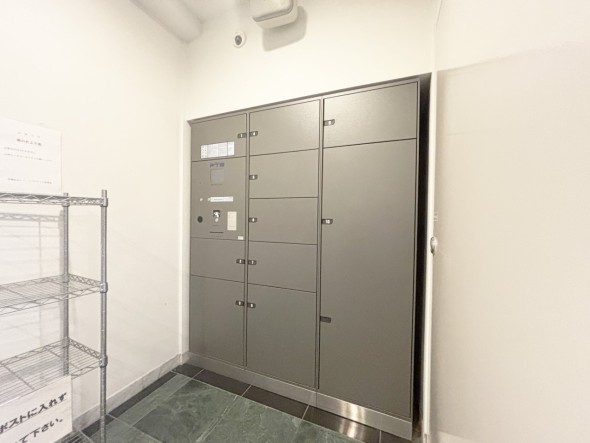宅配ボックスがあるためご不在時であってもお帰りの際に大きな荷物をお受け取りいただけます。