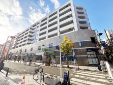 マンション外観。お買い物施設も周辺に多く、生活利便性に優れた立地環境。