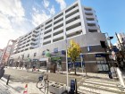 マンション外観。お買い物施設も周辺に多く、生活利便性に優れた立地環境。