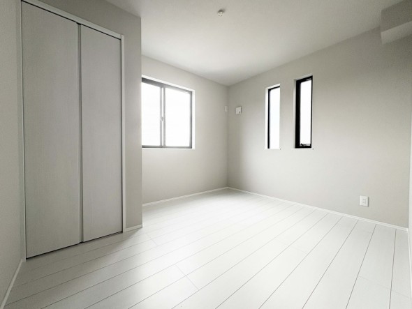 洋室5帖。フローリングの部屋は清潔感があり、日々のお掃除も楽で助かります。