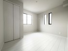 洋室5帖。フローリングの部屋は清潔感があり、日々のお掃除も楽で助かります。
