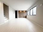 LDK17.4帖。のびのびとくつろげるリビングは、家族のコミュニケーションの場として、みんなが集まる一番の場所に。