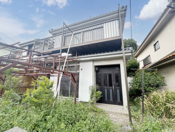 青空広がる解放感ある立地です。