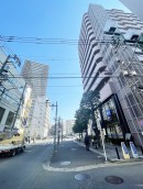 マンション外観。生活利便性に優れた立地環境。