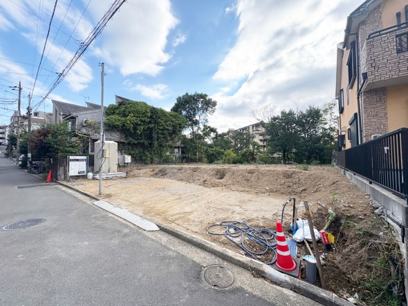 青空広がる解放感ある立地です。