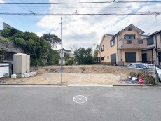 爽やかな青空の下に贅沢なほどに降り注ぐ陽光、豊かな居住性と、クオリティが見事に調和した住空間は、住まうことの喜びを感じさせてくれ
