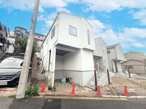 爽やかな青空の下に贅沢なほどに降り注ぐ陽光、豊かな居住性と、クオリティが見事に調和した住空間は、住まうことの喜びを感じさせてくれ