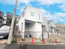 爽やかな青空の下に贅沢なほどに降り注ぐ陽光、豊かな居住性と、クオリティが見事に調和した住空間は、住まうことの喜びを感じさせてくれ