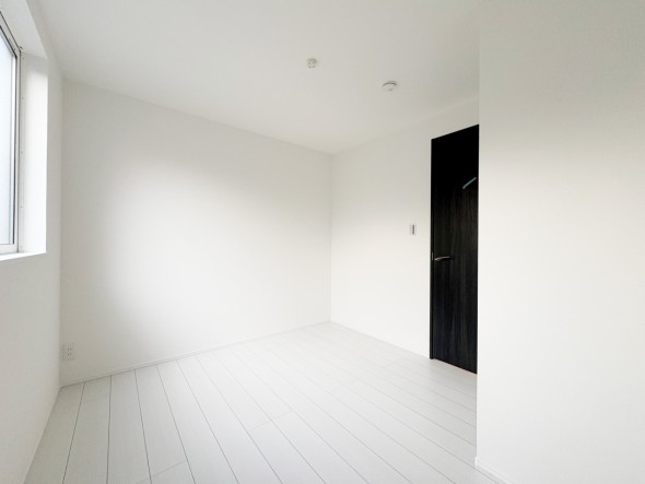 フローリングの部屋は清潔感があり、日々のお掃除も楽で助かりますね！