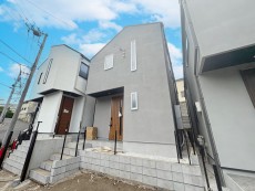 爽やかな青空の下に贅沢なほどに降り注ぐ陽光、豊かな居住性と、クオリティが見事に調和した住空間は、住まうことの喜びを感じさせてくれ