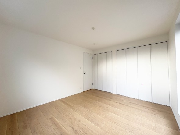 フローリングの部屋は清潔感があり、日々のお掃除も楽で助かりますね！