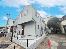 爽やかな青空の下に贅沢なほどに降り注ぐ陽光、豊かな居住性と、クオリティが見事に調和した住空間は、住まうことの喜びを感じさせてくれ