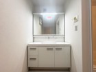 十分な大きさの洗面台は、身だしなみチェックや歯磨きなど、朝の慌ただしい時間でも余裕とゆとりを感じて頂けます。