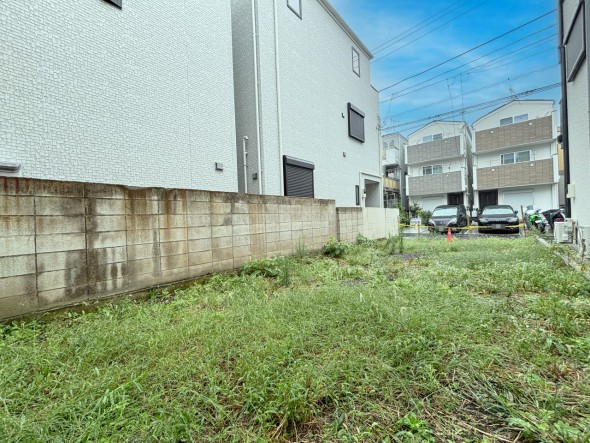 とても開放感ある土地です！日当たりの良さが外観からも伝わります！