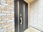 お客様をお迎えする玄関は落ち着いた雰囲気。