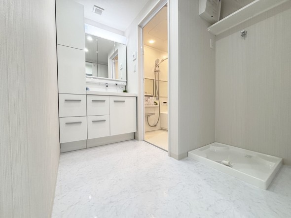 脱衣スペースを含む空間はゆとりの広さ。